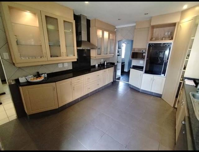 5 BEDROOM HOUSE FOR SALE IN LA LUCIA